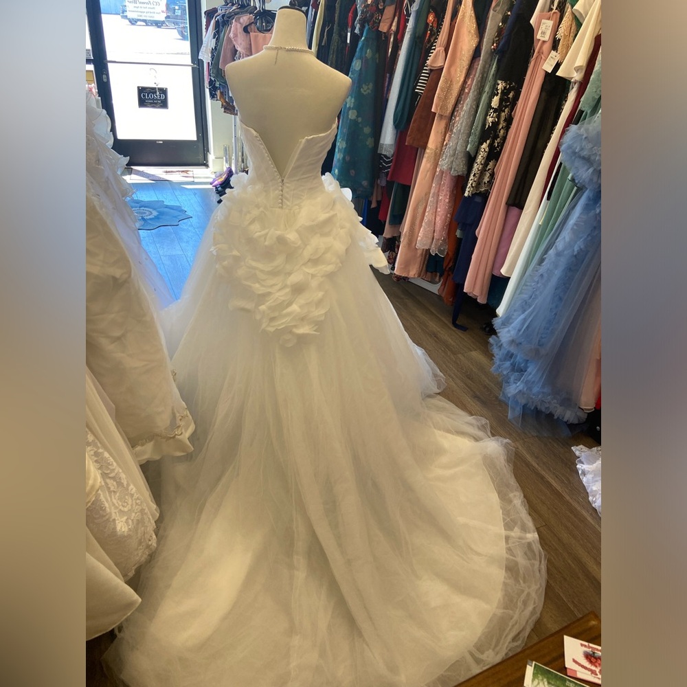 Vera Wang White Strapless Ball Gown Wedding Dress with Floral Waist - Picture 12 of 13